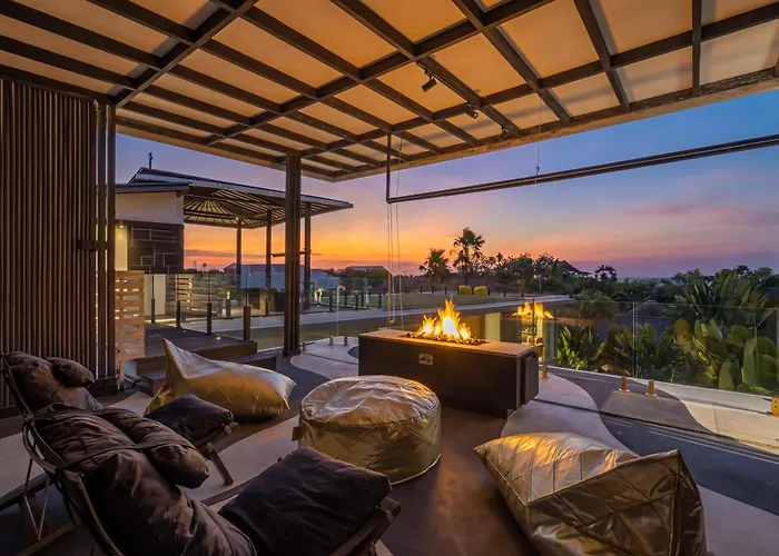 The Jendela House - Luxury 5br With Sauna, Jacuzzi And Rooftop فيلة