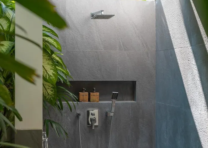 The Jendela House - Luxury 5br With Sauna, Jacuzzi And Rooftop 别墅