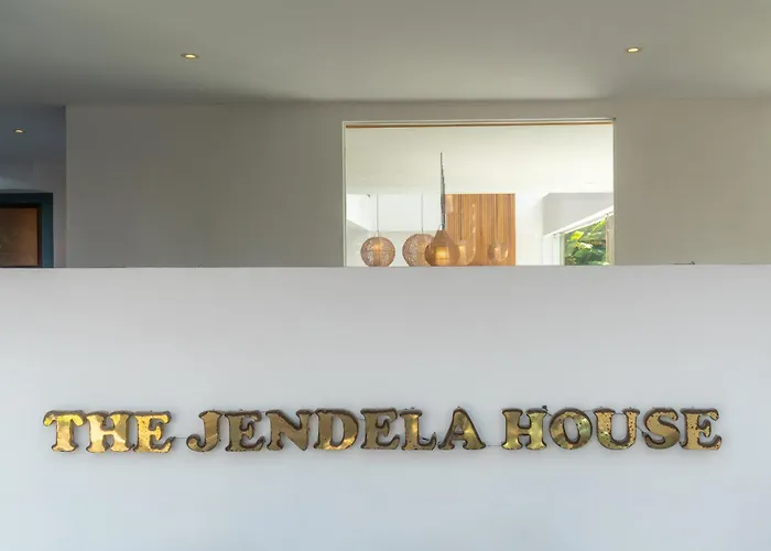 The Jendela House - Luxury 5br With Sauna, Jacuzzi And Rooftop فيلة