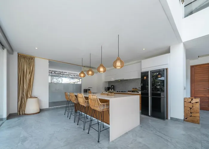 The Jendela House - Luxury 5br With Sauna, Jacuzzi And Rooftop فيلة تْشانغو