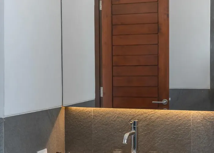 The Jendela House - Luxury 5br With Sauna, Jacuzzi And Rooftop
