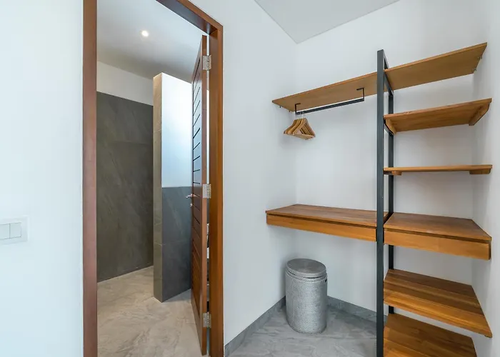 The Jendela House - Luxury 5br With Sauna, Jacuzzi And Rooftop 别墅 *