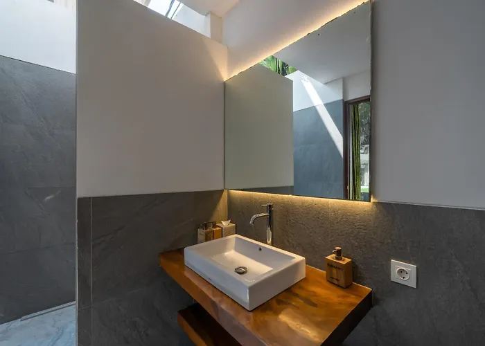 The Jendela House - Luxury 5br With Sauna, Jacuzzi And Rooftop * تْشانغو