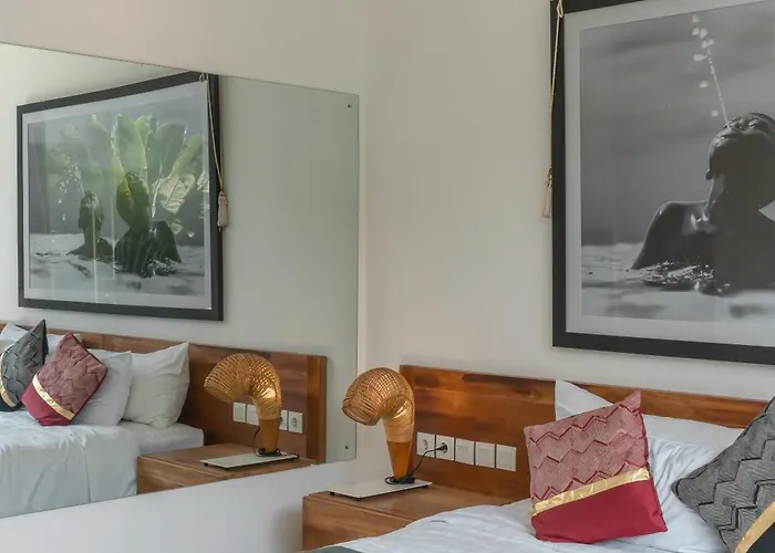The Jendela House - Luxury 5br With Sauna, Jacuzzi And Rooftop 别墅