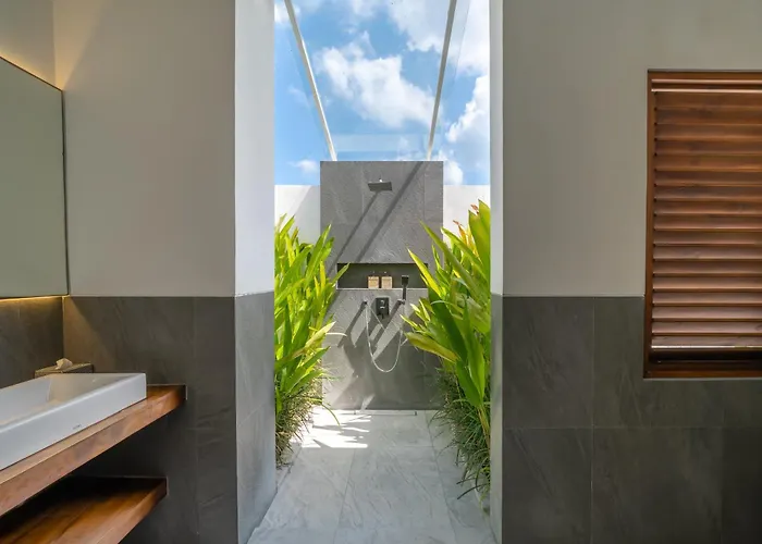 The Jendela House - Luxury 5br With Sauna, Jacuzzi And Rooftop *