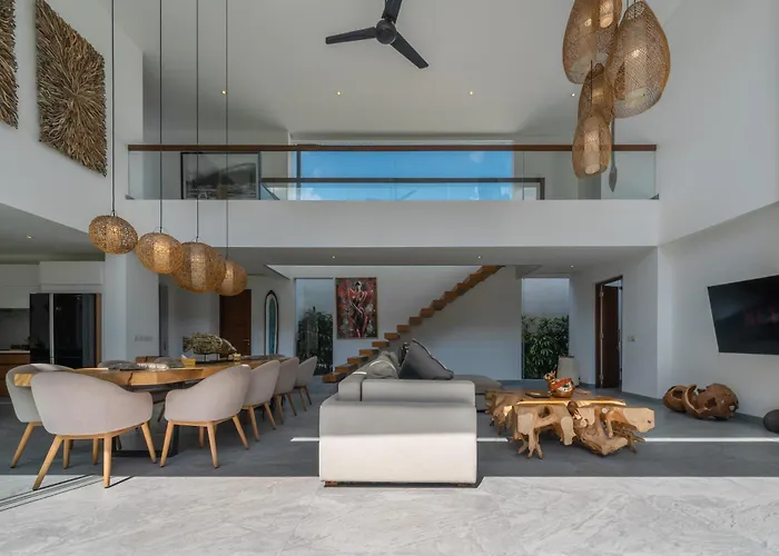 The Jendela House - Luxury 5br With Sauna, Jacuzzi And Rooftop فيلة