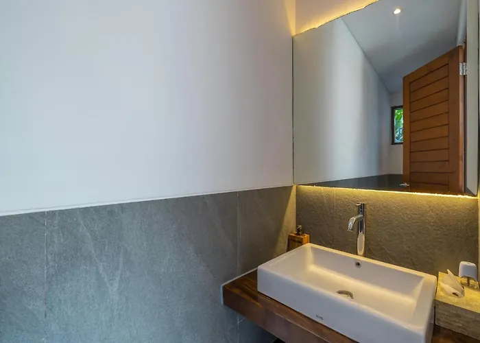 The Jendela House - Luxury 5br With Sauna, Jacuzzi And Rooftop 坎古