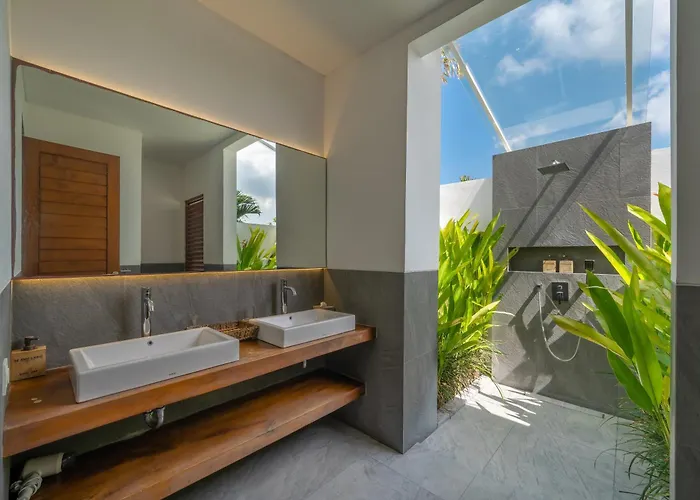 The Jendela House - Luxury 5br With Sauna, Jacuzzi And Rooftop فيلة *
